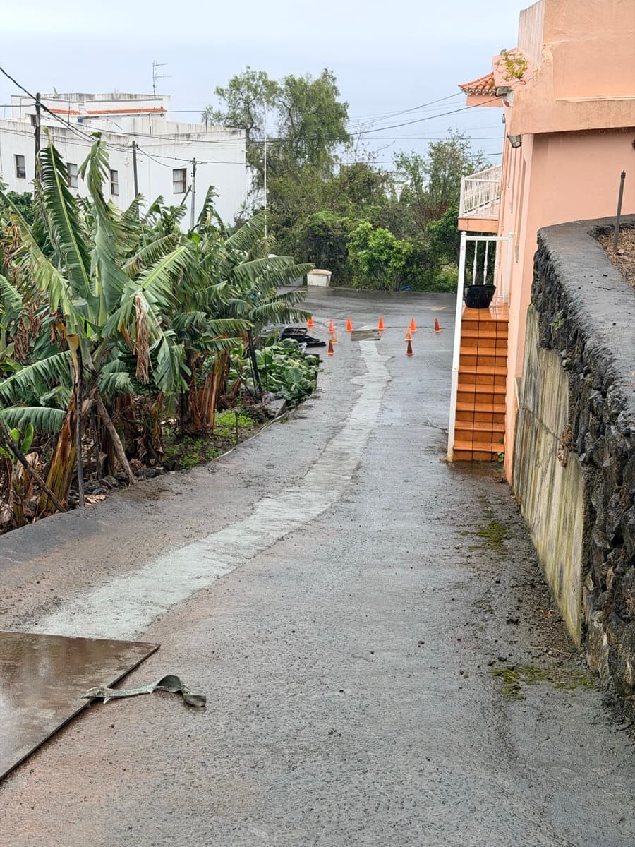 Street scene annotated with the location cues the model reads